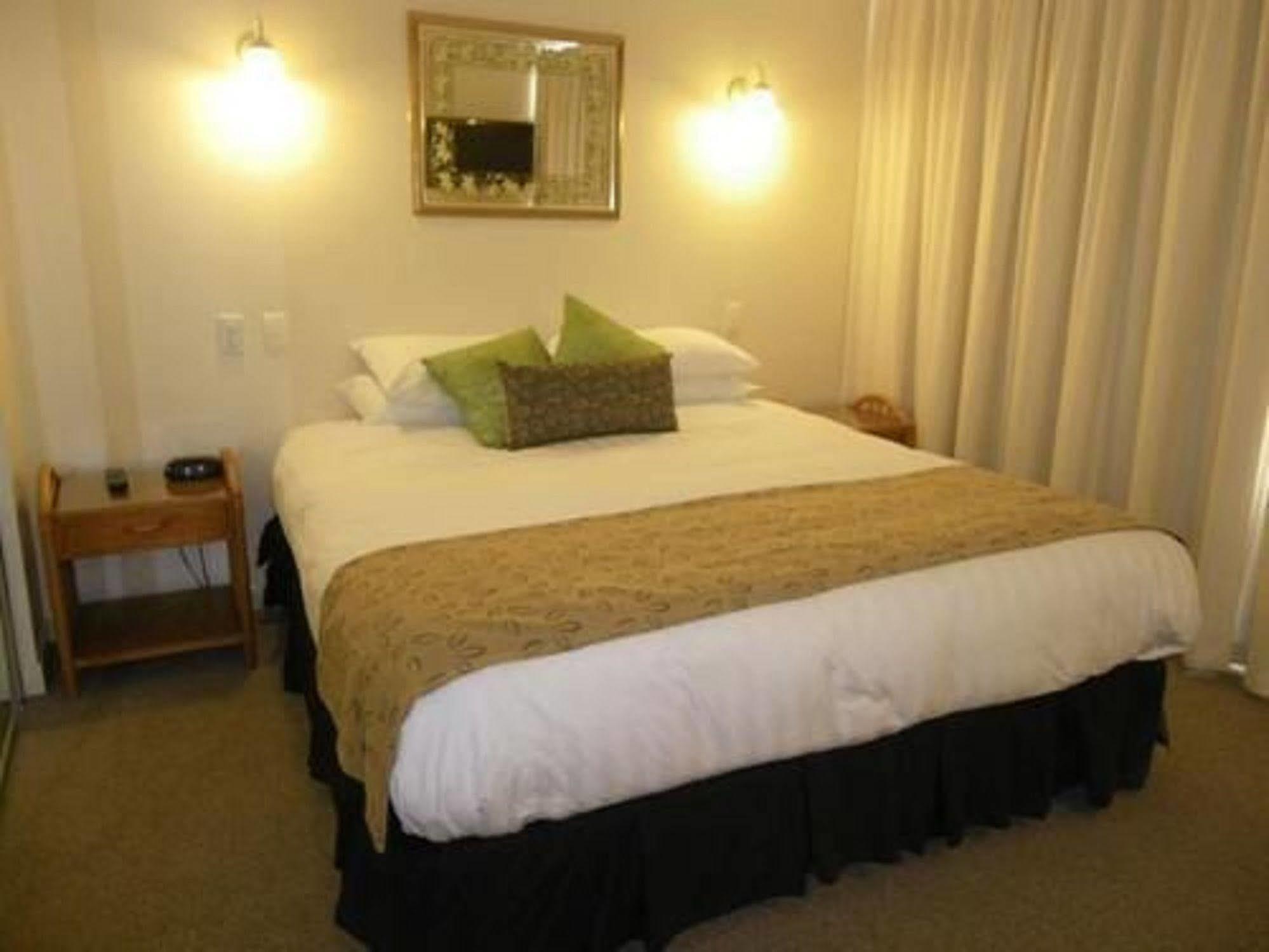 Pacific Surf Absolute Beachfront Apartments Gold Coast Bagian luar foto